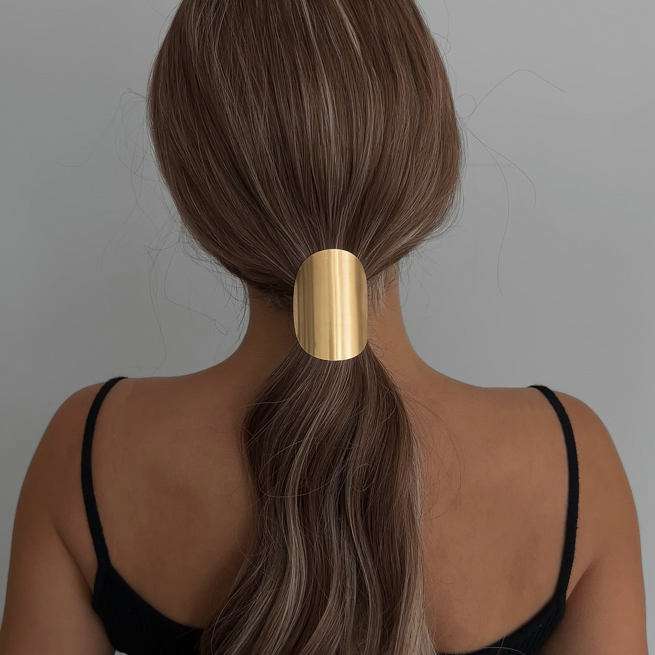Wholesale of popular hair accessories on AliExpress, including metal hair ties for the back of the head and ponytail, as well as high-end exaggerated geometric cross-border hair ties Application Scenario