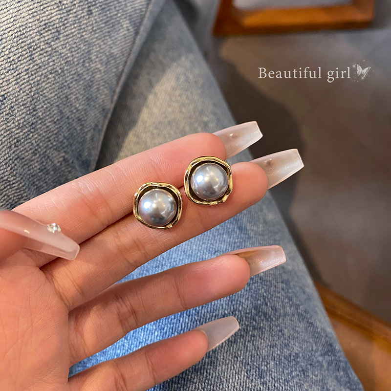 French retro grey pearl stud earrings for women, with a light luxury and niche design sense, versatile and trendy internet-famous earrings and earrings wholesale full figure