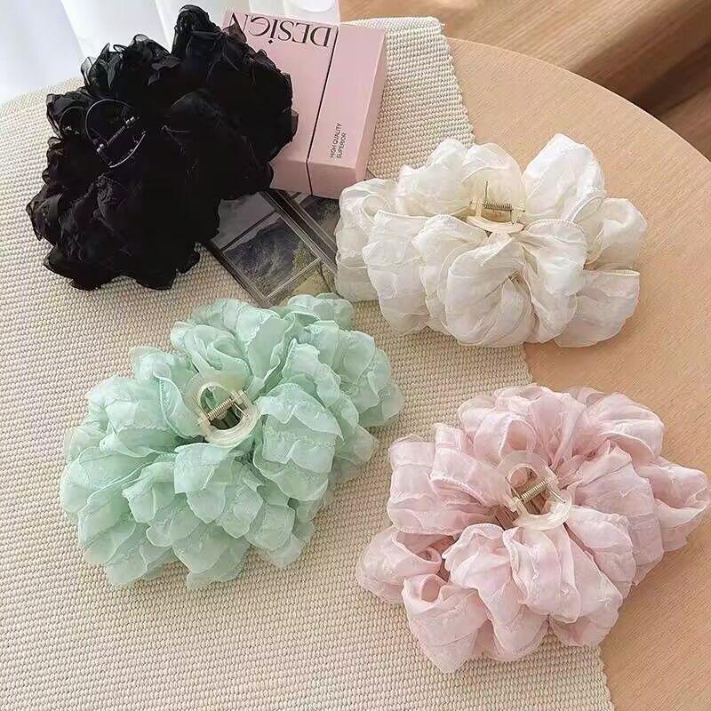Cloud Bubble Grab clip, super fairy large bow hair clip, new women's hair clip, high-end look, shark clip at the back of the head Application Scenario