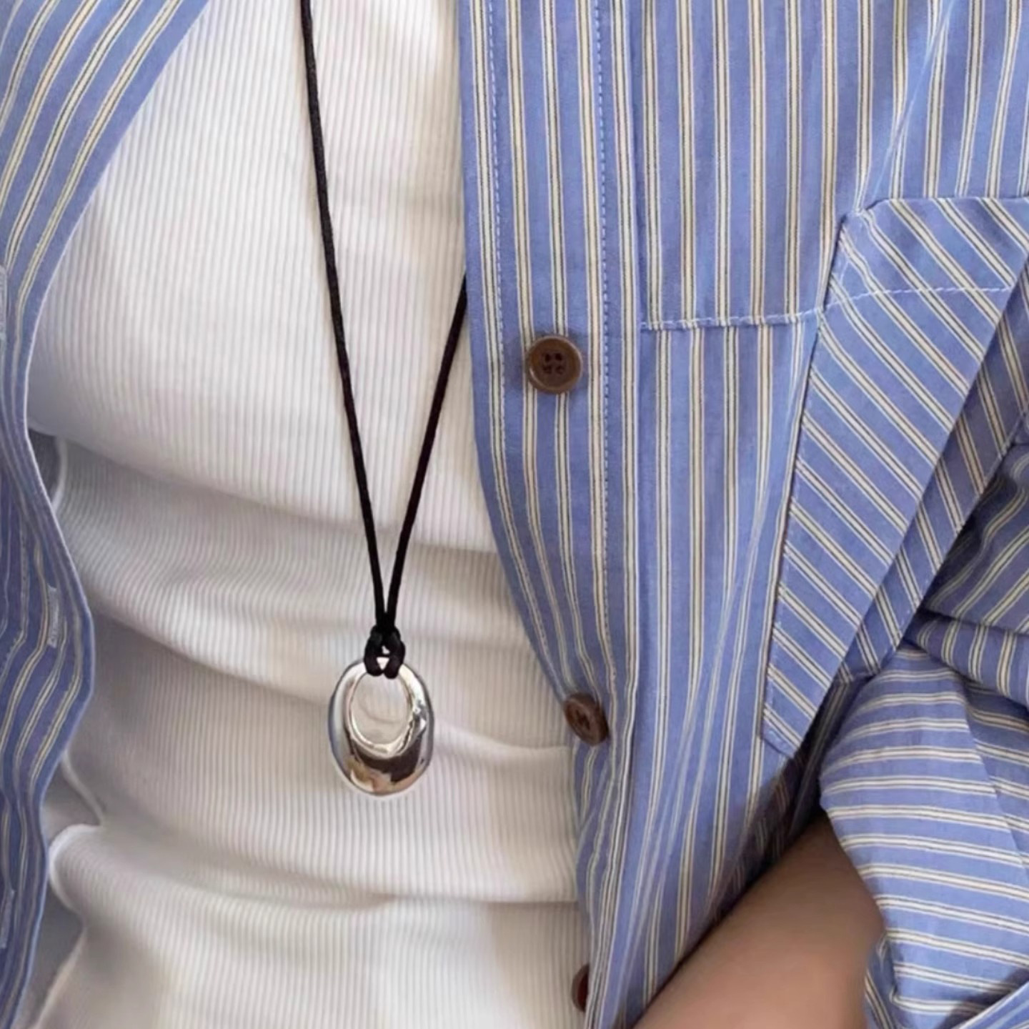 This is a long black rope bean necklace with a touch of luxury and sophistication for women, featuring a unique leather rope collarbone chain details Picture