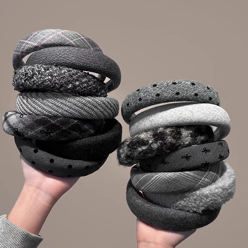 The grey Korean-style hair band for spring and summer exudes a high-end vibe. It features a bow polka dot high headband on the top of the head for washing the face and a stylish hairpin full figure