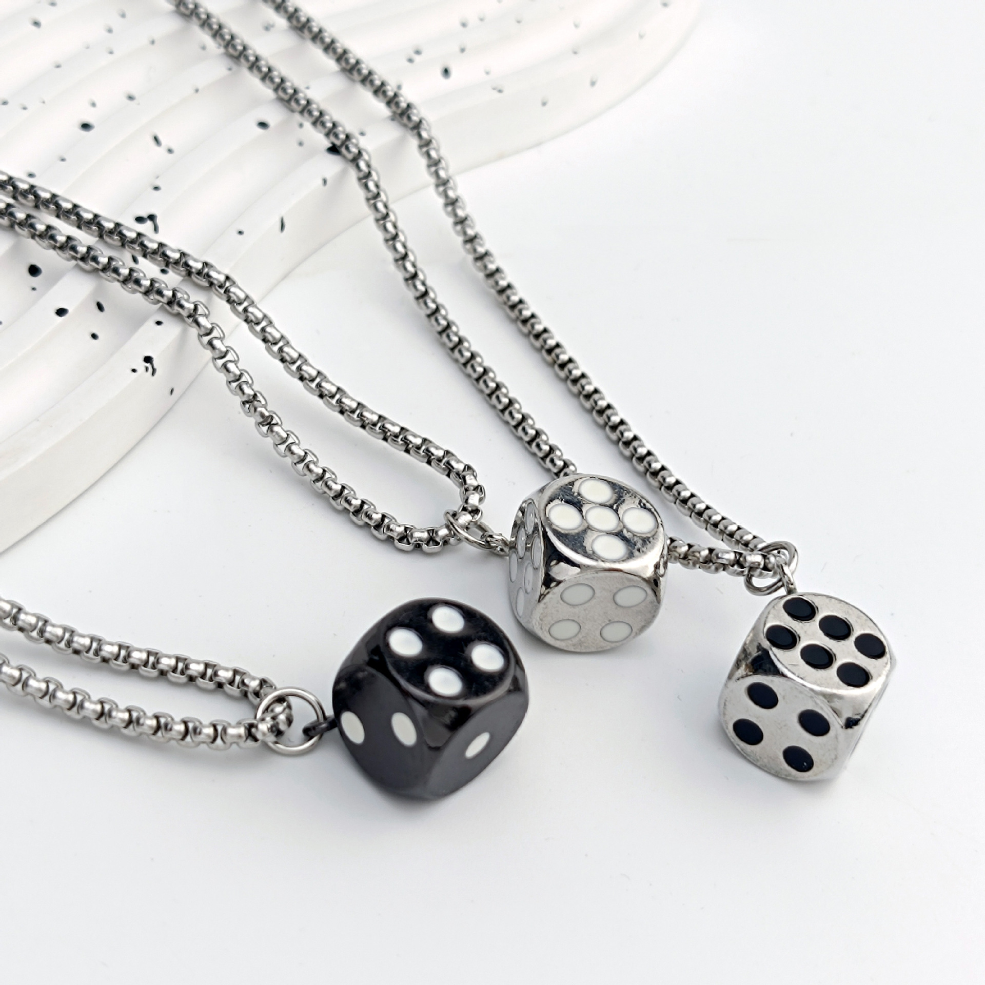 Korean InS-style dice pendant necklace for female hip-hop couple, long sweater chain, non-fading titanium steel necklace accessory full figure
