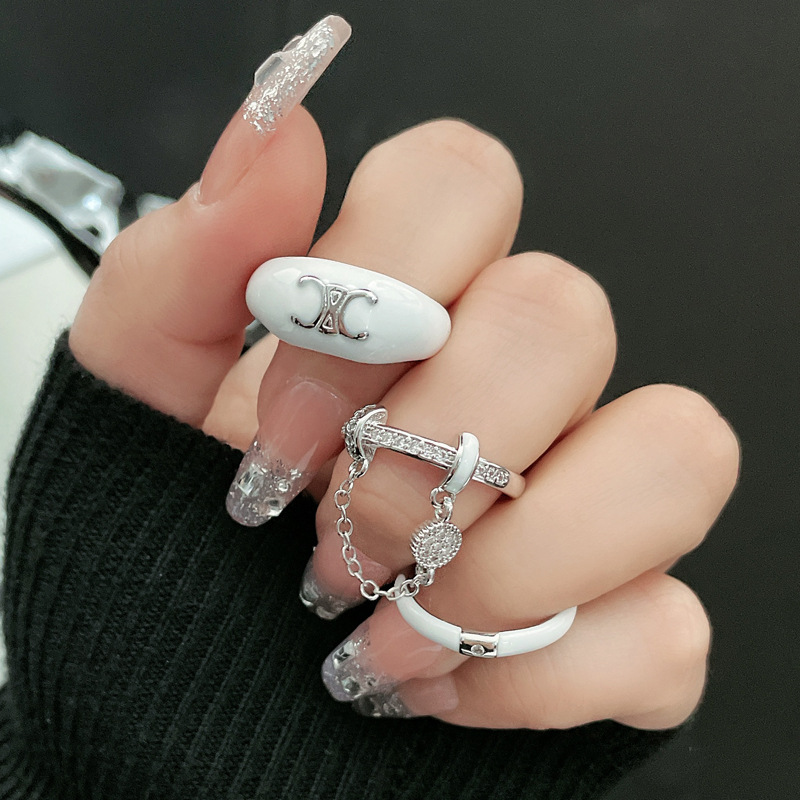 This unique and niche ring exudes a sense of sophistication for women. It features a white glazed chain opening ring with a cold style and a distinctive, individualistic and elegant accessory trend Application Scenario