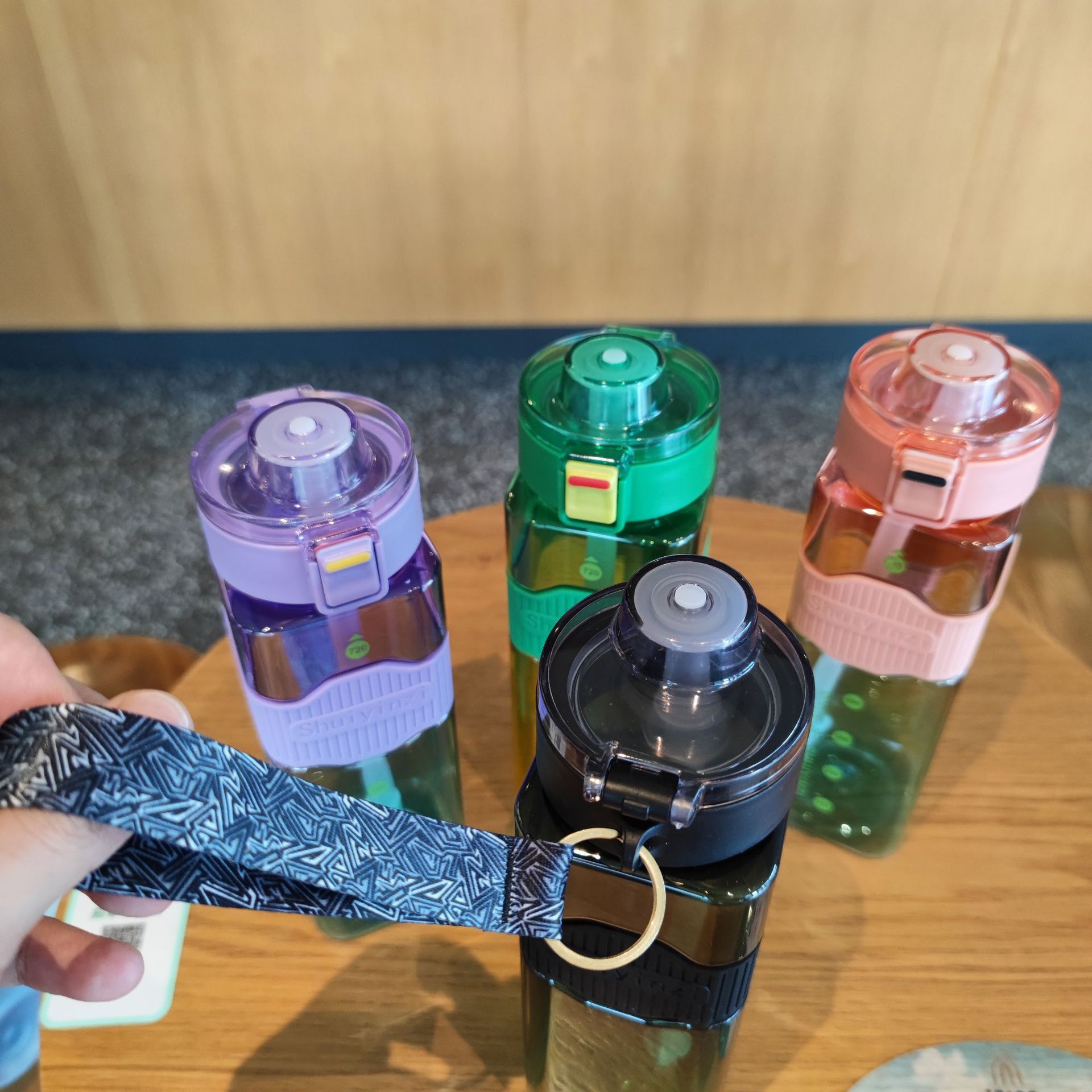 High appearance level summer new colorful square straw plastic water cup, portable drawstring bouncy cap outdoor sports water bottle details Picture