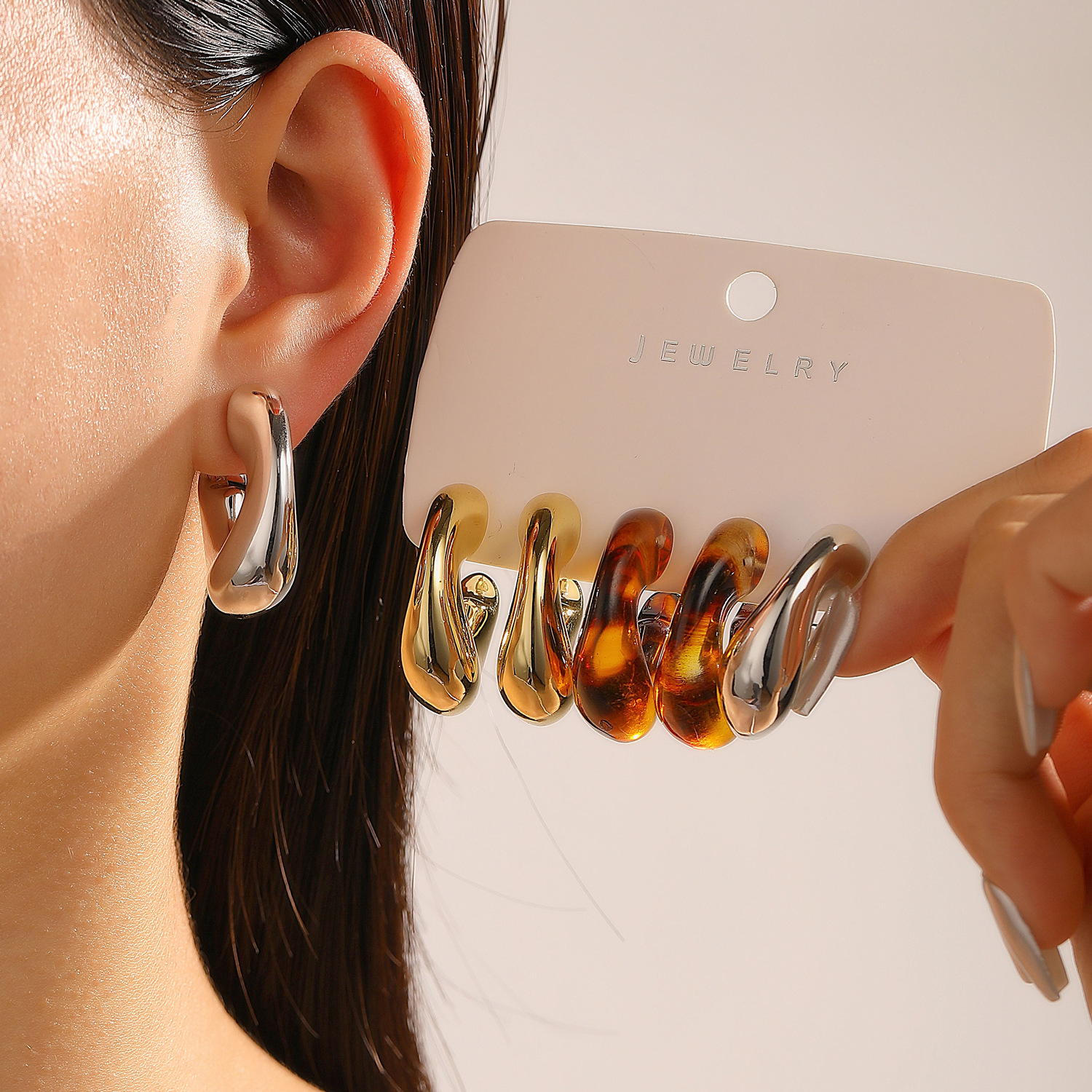 European and American retro Meirad-style coffee-colored ear buckles and stud sets, niche high-end ear clips, ear rings, earrings and earrings for women Specification drawing