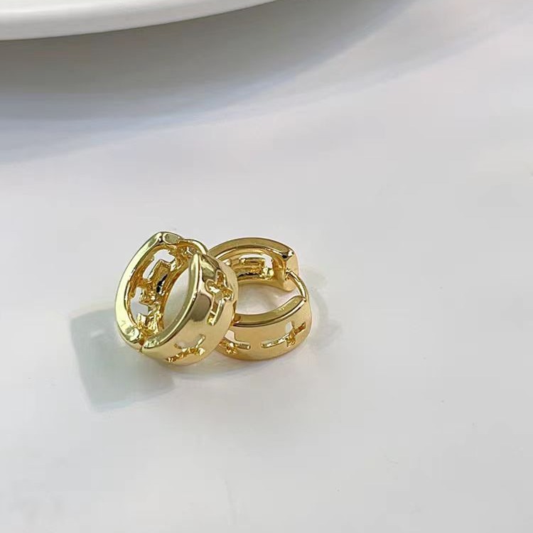 European and American retro fashion earrings, women's hollowed-out cross with a unique design sense, ear buckles and earrings, cold and elegant style earrings Application Scenario