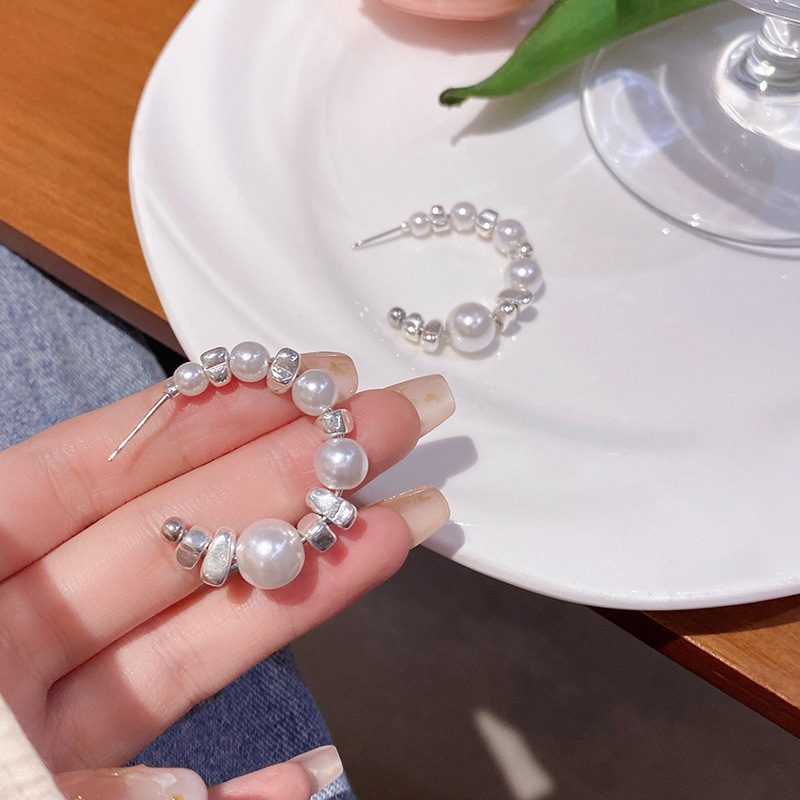 Light luxury, niche design, high-end pearl and silver earrings for women, 2023 new trendy and versatile stud earrings full figure