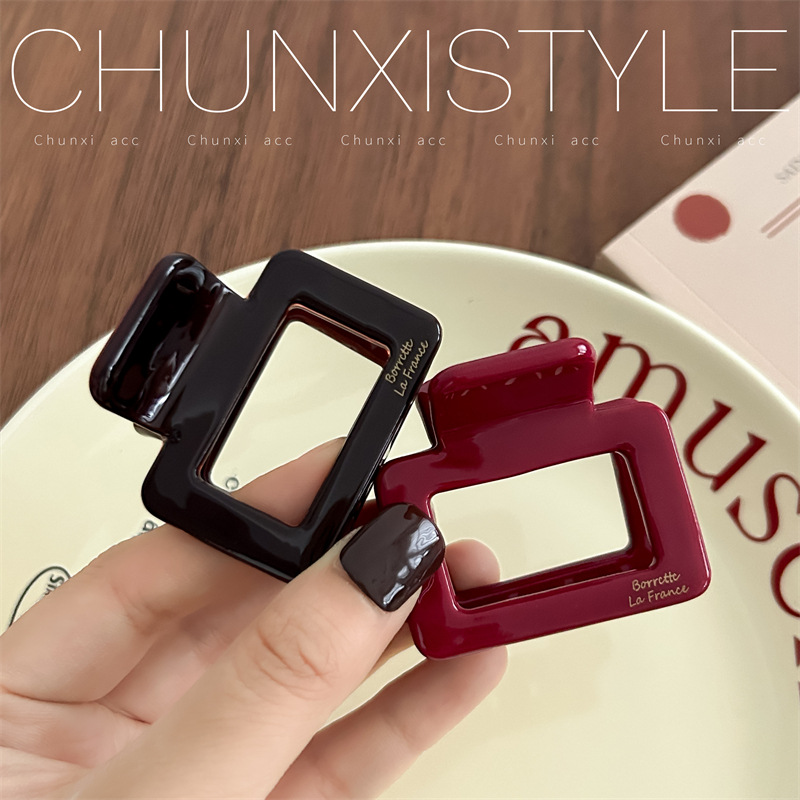 2024 New thickened high ponytail medium size grab clip with gold logo letter octopus high-end look, hair grab shark clip for women Application Scenario