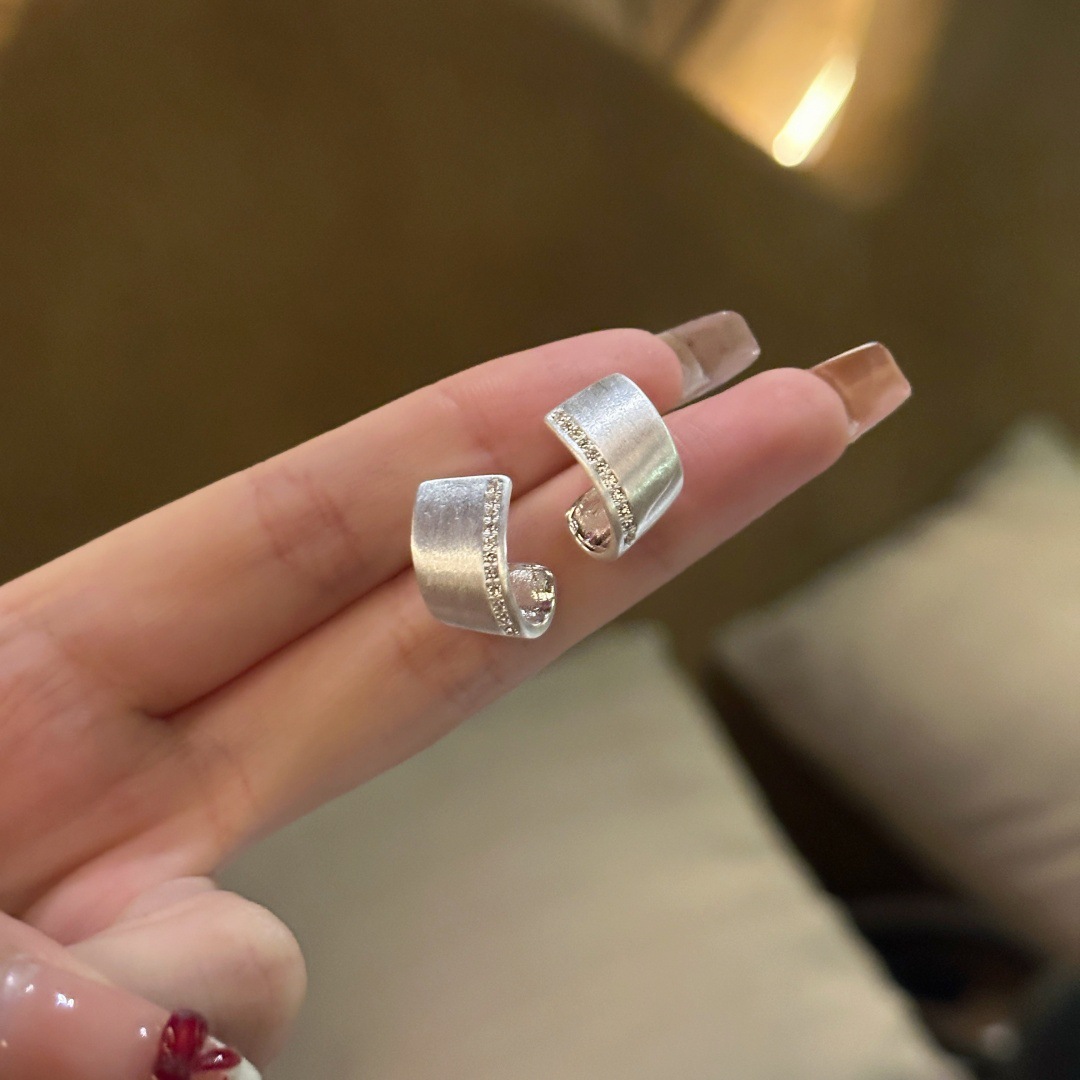 European and American niche design twisted irregular brushed metal personalized earrings, cold style but high-end feel, stud earrings Application Scenario