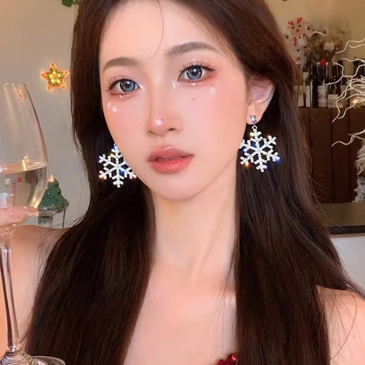 The stunning and elegant full-diamond large snowflake earrings exude a light luxury and high-end feel. They are popular earrings with a niche design, exquisite and unique details Picture
