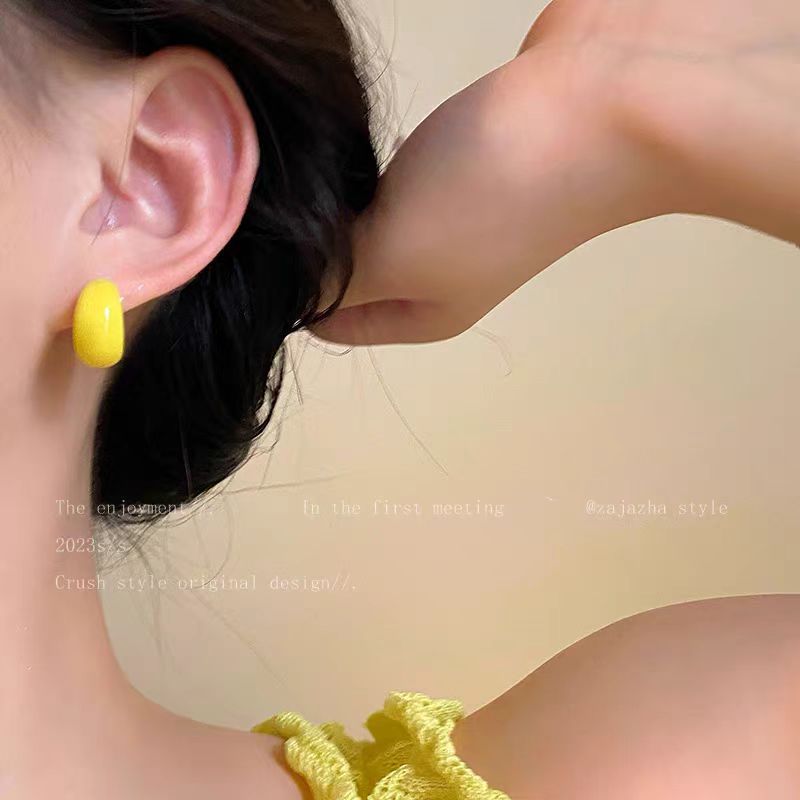 Dopamine candy-colored C-shaped stud earrings for women, 2025 new style earrings, light luxury and niche design, elegant earrings Application Scenario