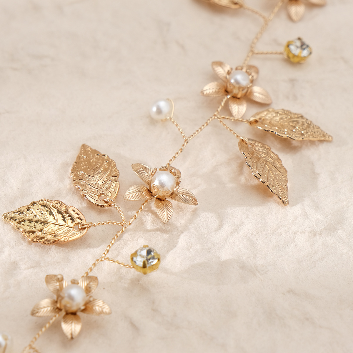 Versatile handcrafted bridal hair accessories, forest-themed golden leaf and flower headband, Xiuhe ancient-style braided hair accessories, pearl headband Application Scenario