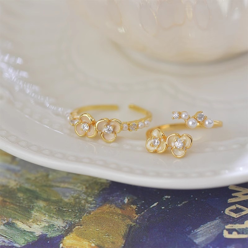 French oil-dripping camellia pearl open ring, feminine, niche design, stylish and high-end enamel color ring Application Scenario