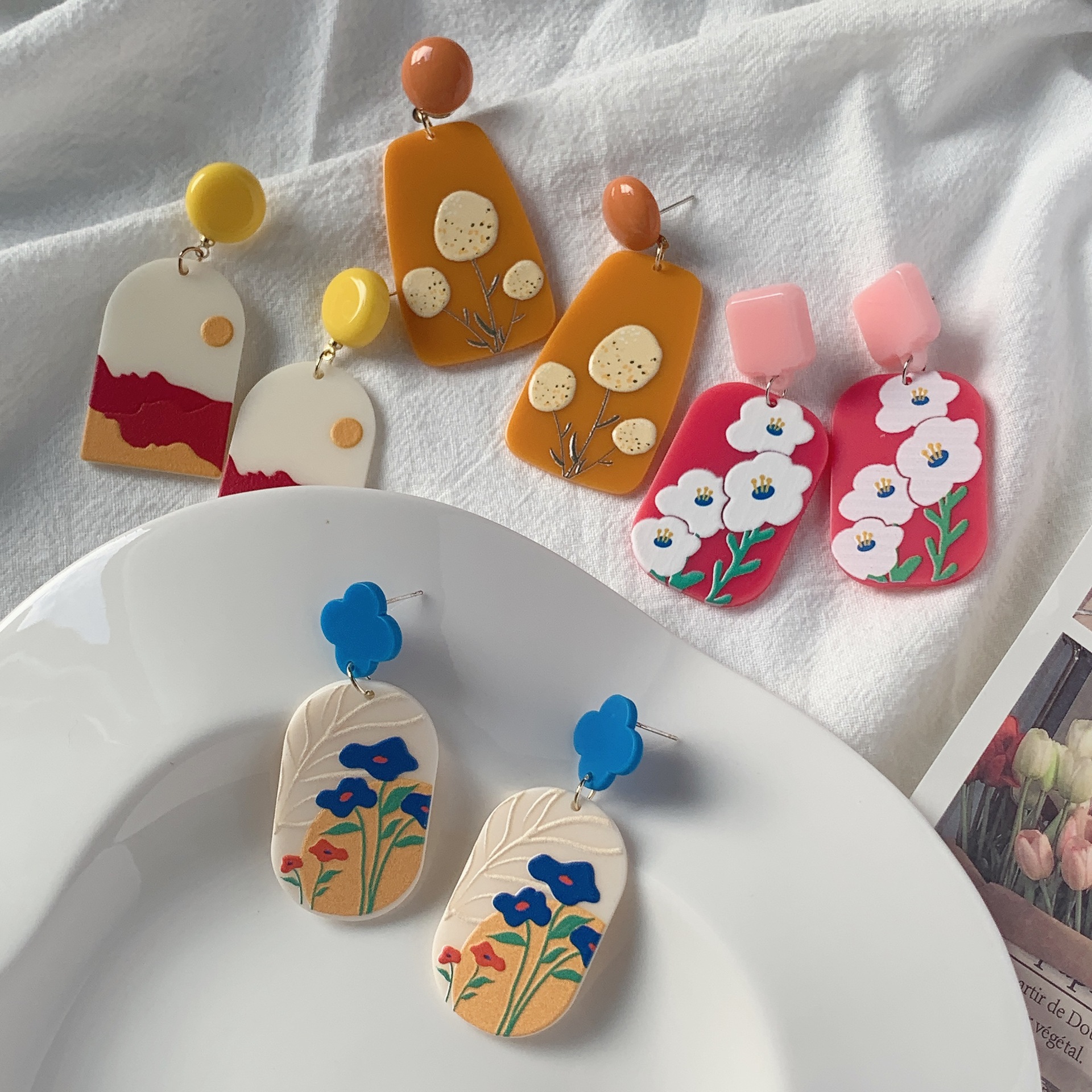 Japanese and Korean Kawaii cute and childlike style girl ear studs on Instagram, a variety of cartoonish and unique small earrings Specification drawing