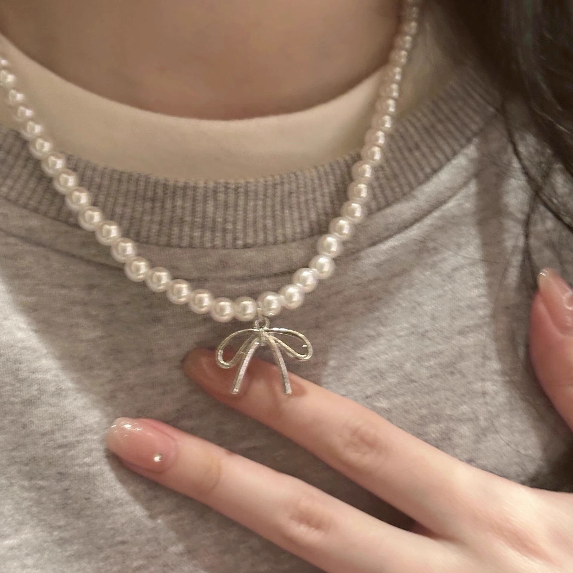 Light luxury and niche style, bow pendant, pearl necklace, women's retro elegance, versatile necklace, collarbone chain full figure
