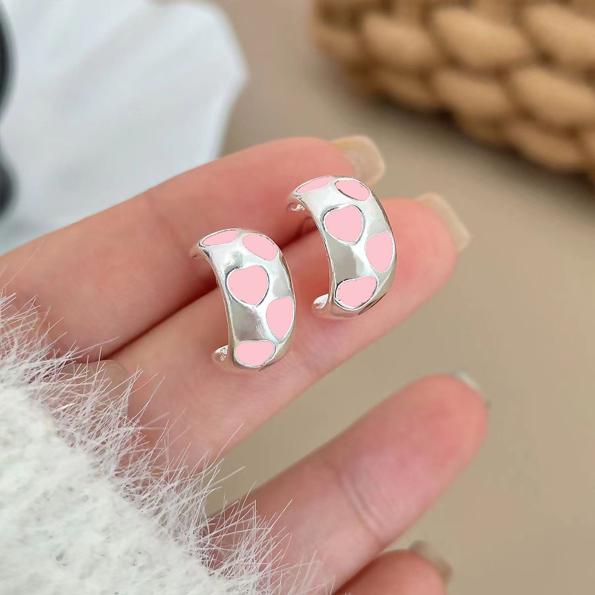 Fresh and elegant, sweet and niche, oil-dripping C-shaped stud earrings for women on Instagram, a new versatile and popular ear accessory from Japan and South Korea Application Scenario