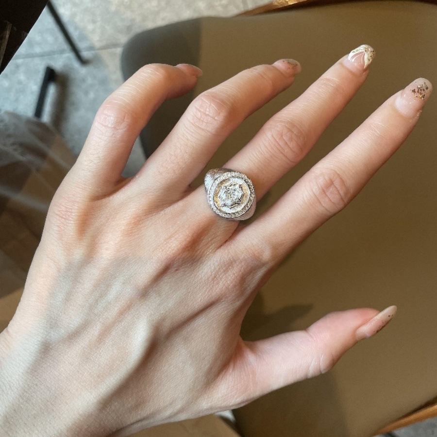 French retro brushed octagonal star shield zircon ring, a niche design for women, with a light luxury court style and a high-end feel full figure