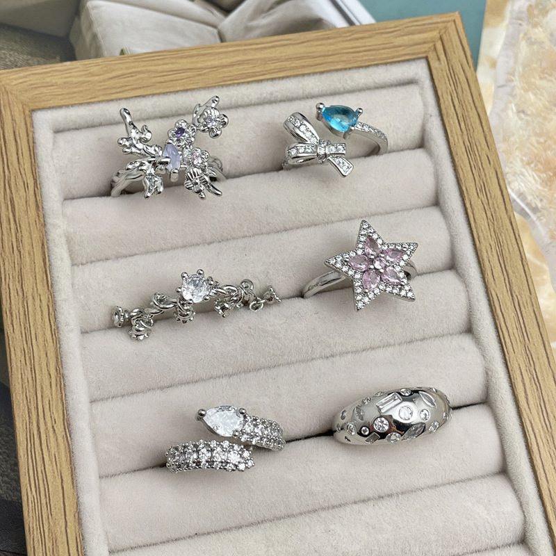 French-style gentle and elegant bow star-shaped opening ring for women, a niche and high-end, light luxury irregular butterfly ring Application Scenario