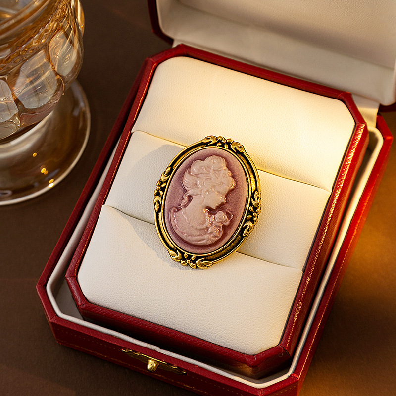 European and American medieval relief human head brooch, high-end retro court-style human figure clothing accessory brooch for women Application Scenario