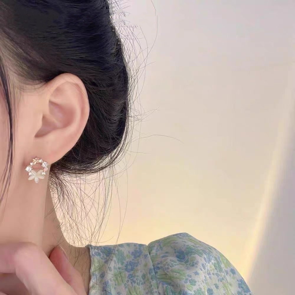 The 2025 new French light luxury style cat-eye zircon flower stud earrings 925 silver needle niche design earrings details Picture