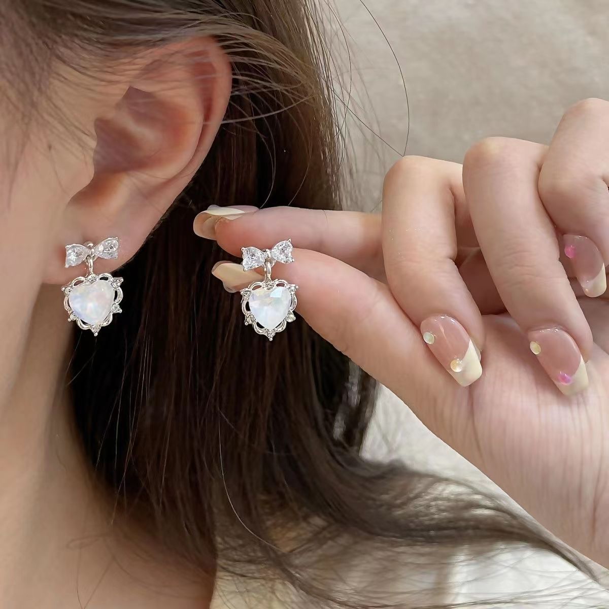 ins Korean version cute and versatile design zircon bow stud earrings, light luxury and high-end style, gentle heart earrings details Picture