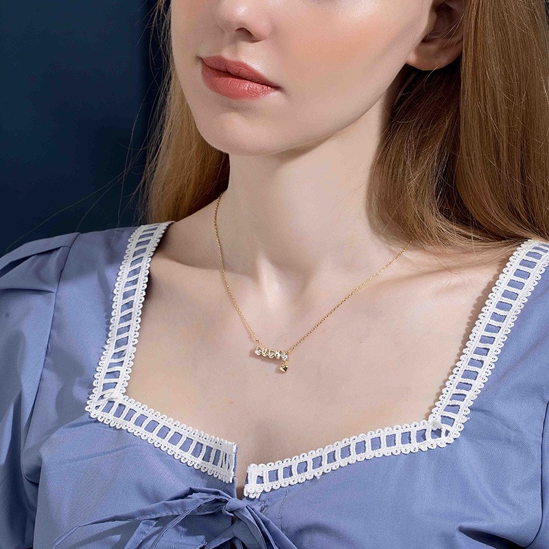 Micro-inlaid zircon heart-shaped pendant, ins-style light luxury titanium steel necklace, women's niche design, Internet celebrity bestseller, collarbone chain trend Application Scenario