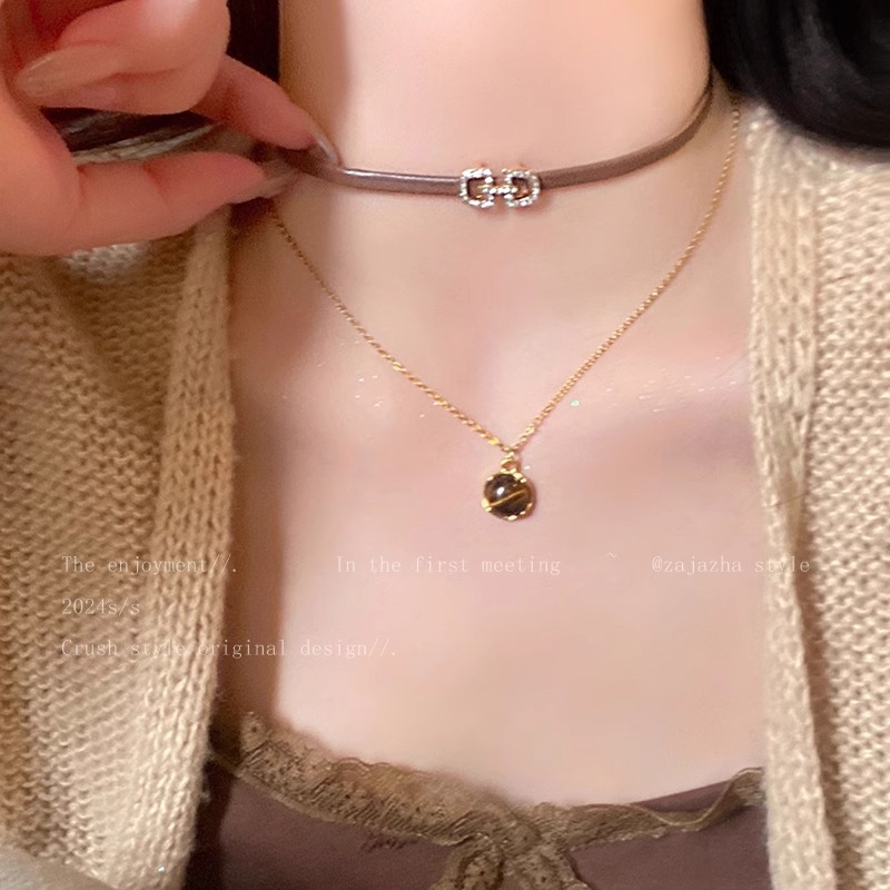 Tiger's eye coffee-colored leather double-layered necklace with a retro and light luxury feel, a unique sweet and cool style collarbone chain Application Scenario