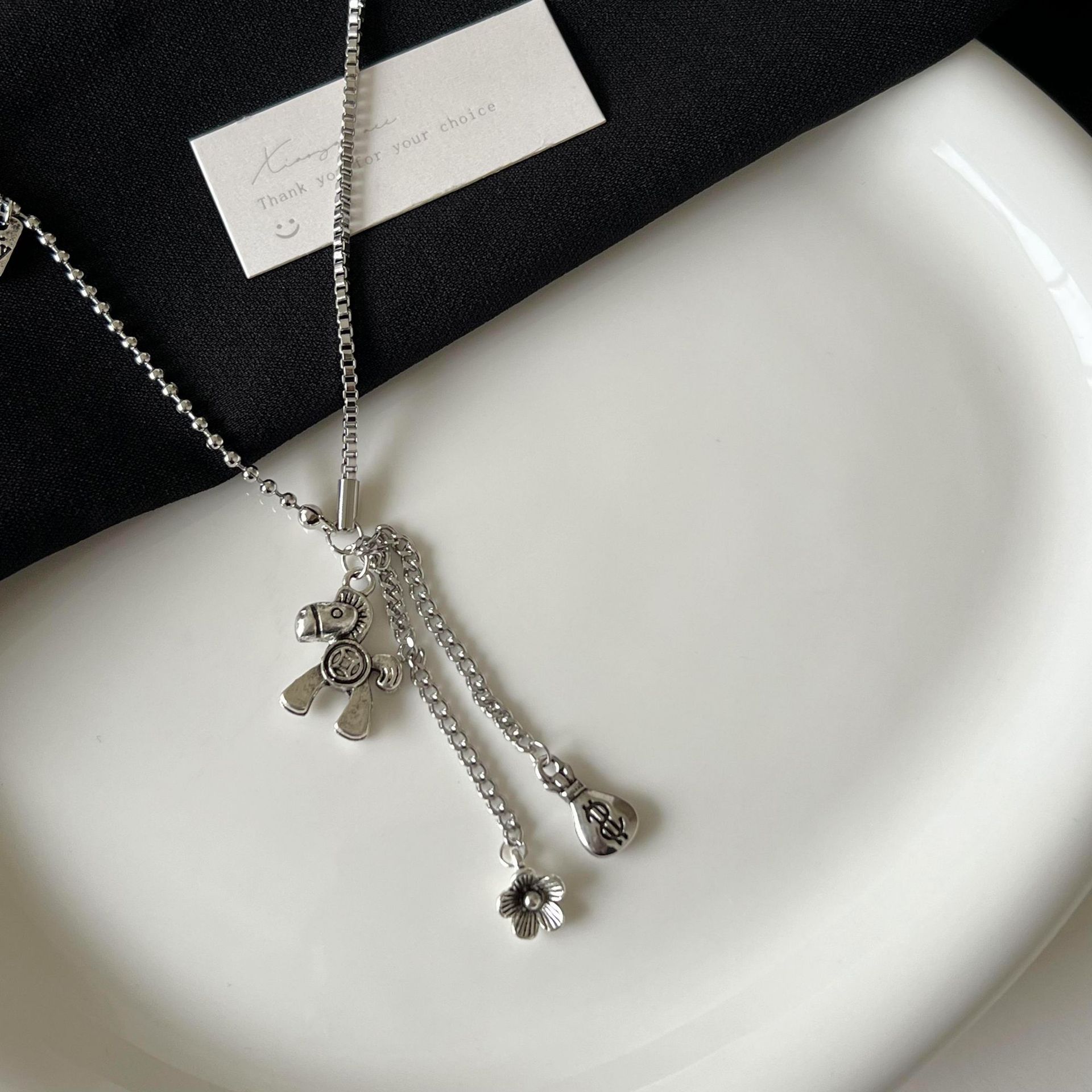 The upcoming Money Flower titanium steel necklace is a unique and stylish accessory for women's autumn and winter collection that pairs well with sweatshirts on Instagram Specification drawing