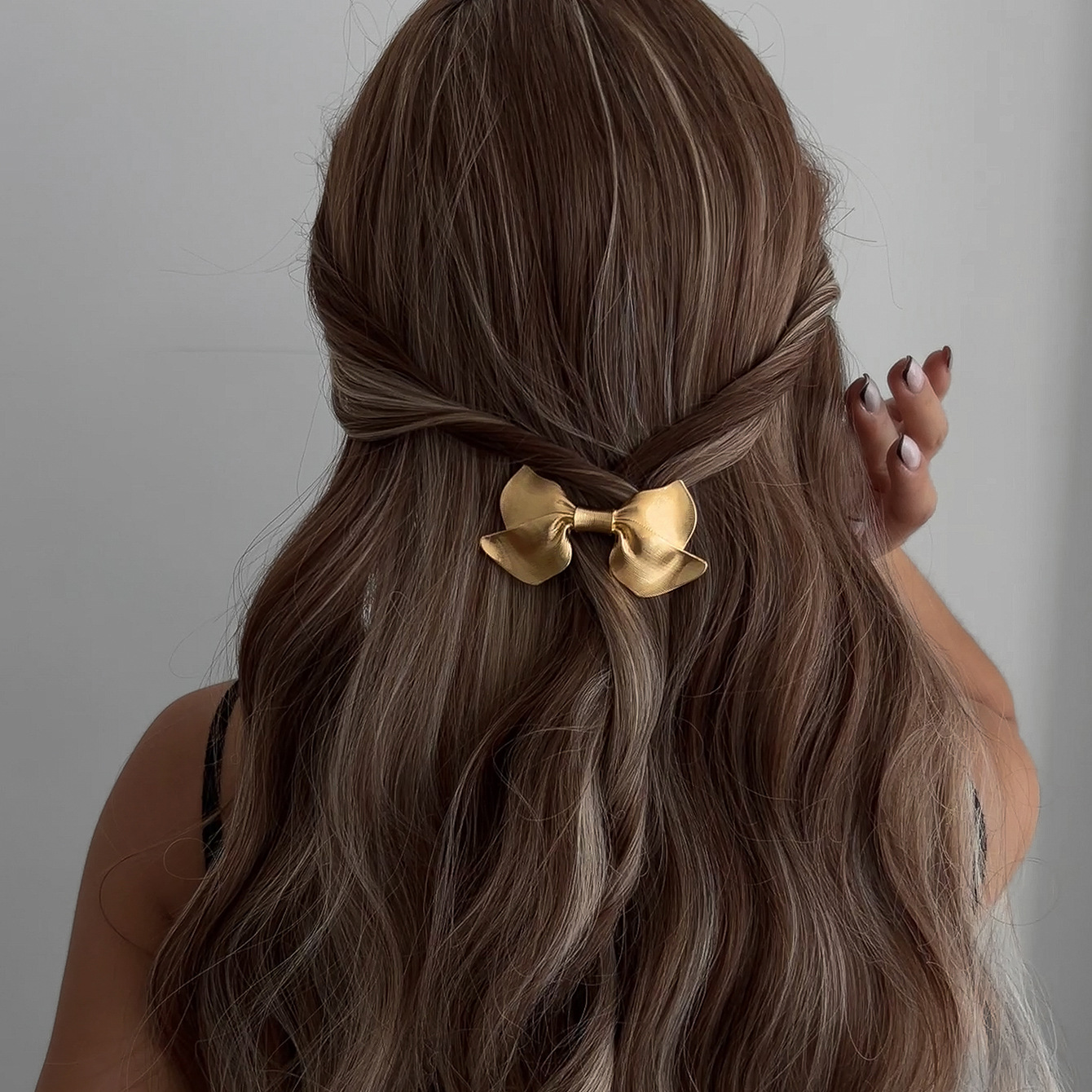 Bow hair tie, versatile and elegant in European and American style, alloy hair band, simple and elegant, half tied in a ponytail at the back of the head, hair accessory and headwear Application Scenario