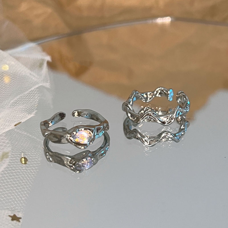 A cold moonstone open ring for women on Instagram, with a minimalist and high-end design. It's a simple and individual food ring full figure