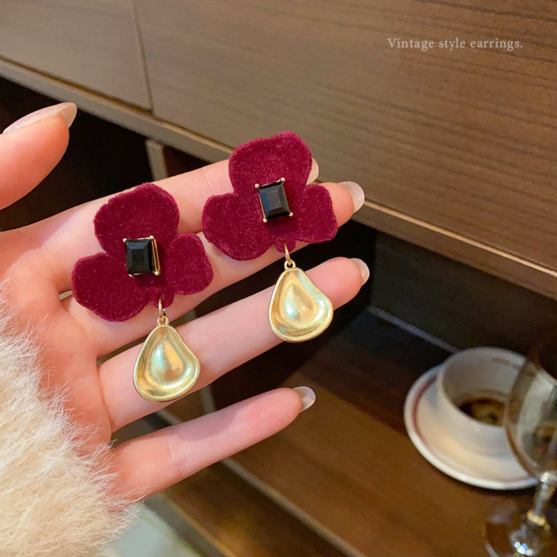 925 Silver Needle Autumn and Winter plant Velvet Earrings, women's retro and high-end style, versatile stud earrings, unique and fresh earrings full figure
