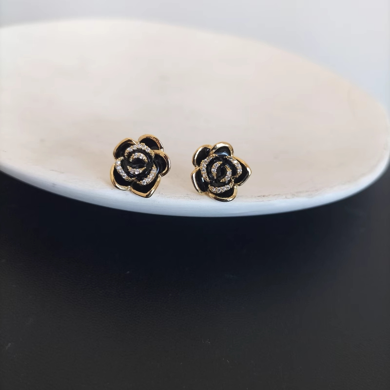 Xuhui brand exquisite and light luxury copper plated with real gold and zircon 925 silver needle camellia lacquer, fashionable and elegant stud earrings details Picture