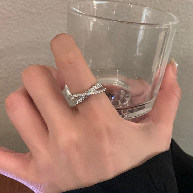 The interlaced zircon ring is a niche design for women, with a simple and adjustable opening. It is an exquisite and high-end plain ring Application Scenario