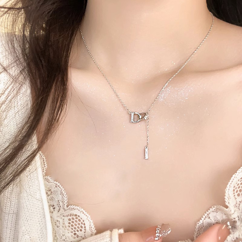 Design sense Letter D necklace for women, 2024 new style, niche and simple, fashionable and versatile collarbone chain wholesale full figure