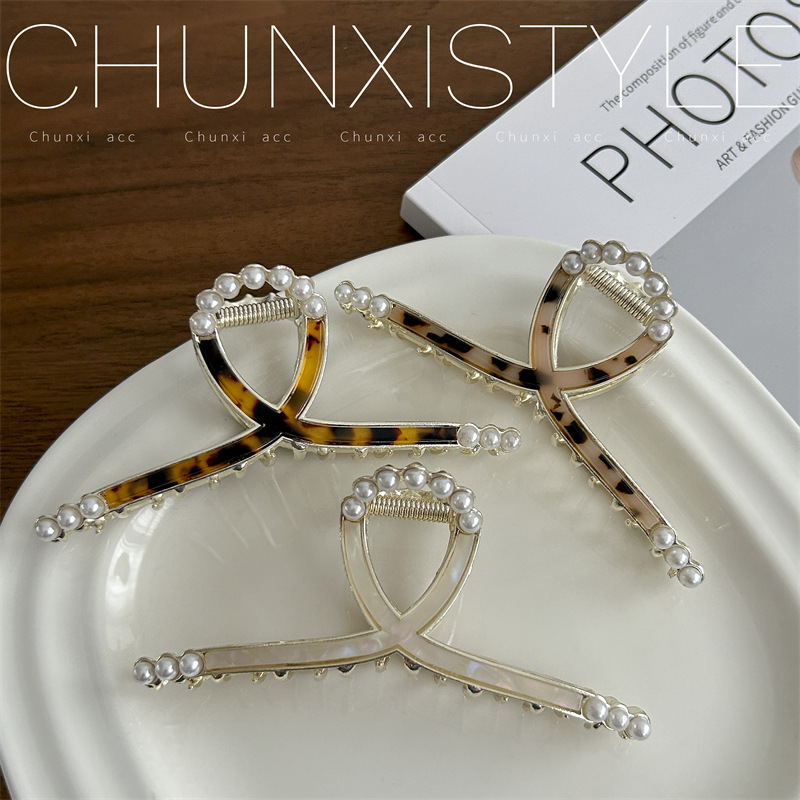 A large pearl grab clip for women's elegant style, a shark clip at the back of the head with less hair volume, a high-end look, a new trendy headwear full figure
