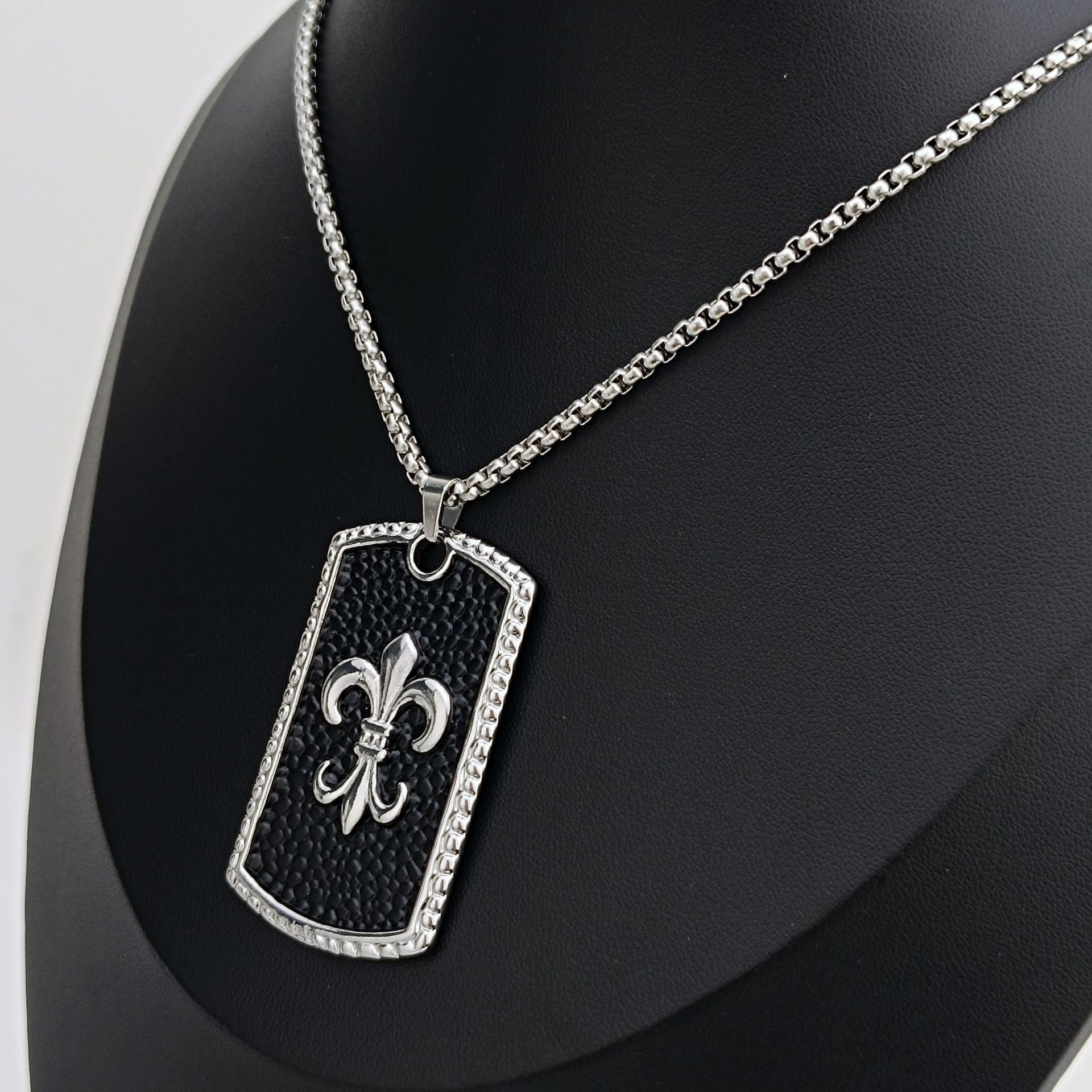 European and American fashion, non-fading, personalized military brand necklace, women's hiphop, simple and personalized hoodie, sweater chain, pendant accessory Specification drawing