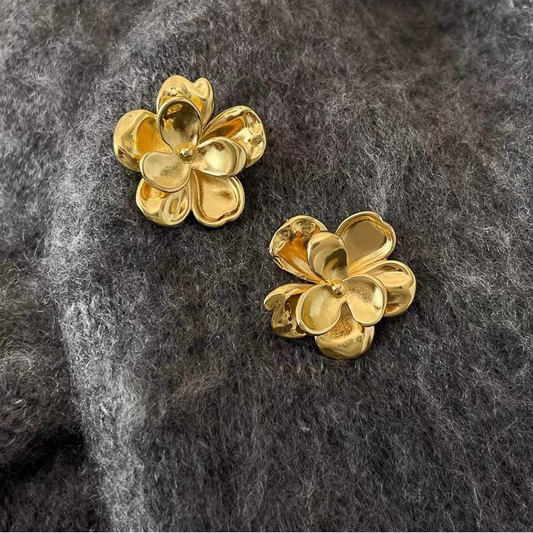 Springtime golden textured flower stud earrings for women, French retro, fresh, fashionable, exquisite and high-end, versatile earrings Application Scenario