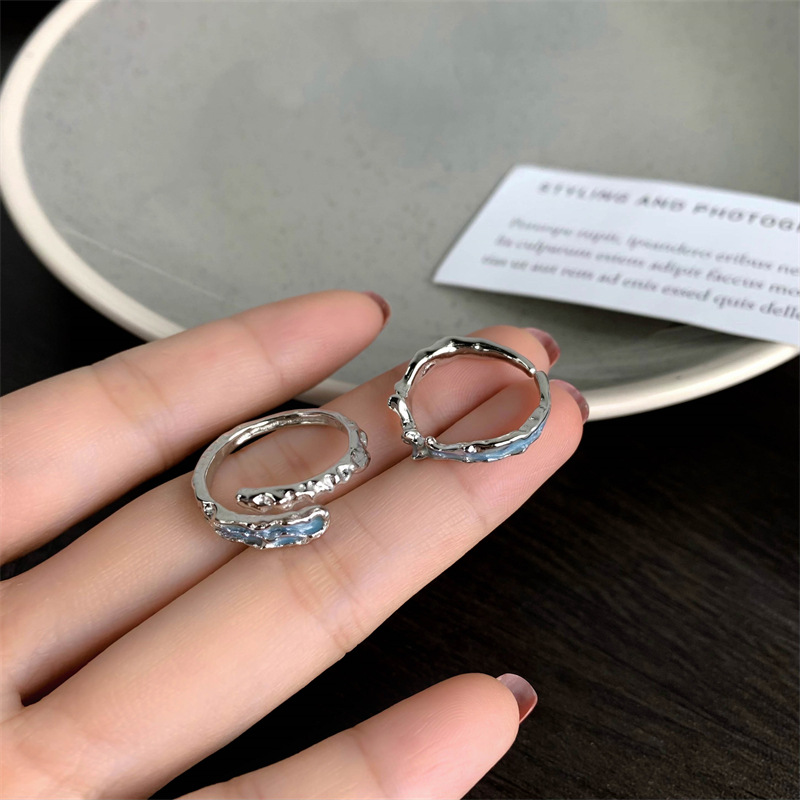 A high-end mint color irregular texture open ring, a light luxury and niche design for women, a fashionable and individual couple ring Application Scenario