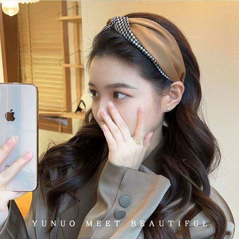 The new autumn and winter trendy thousand-bird checkered satin pressor hair band, high-end wide-edge headband, high top of the head, facial highlighting, small hairpin for women Specification drawing