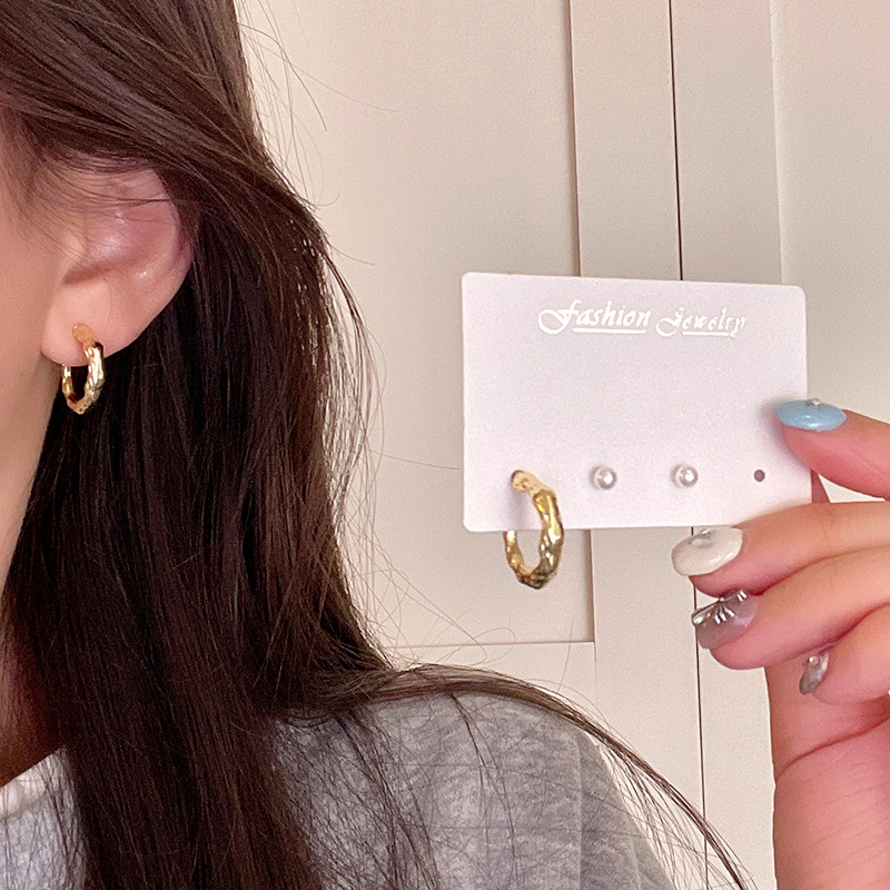 Irregular pleated metal set, pearl earrings, women's fashionable and elegant C-shaped stud earrings, Korean-style elegant earrings wholesale Application Scenario