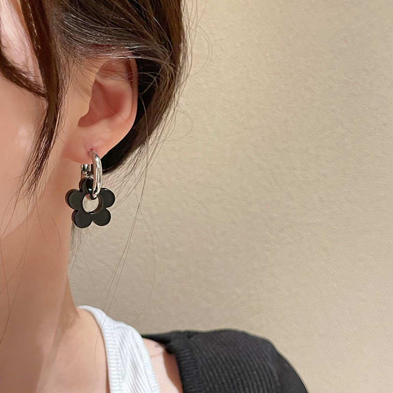 Korean retro and cute black resin small flower sweet and cool flower contrast color circle earrings with a metallic cold style design full figure