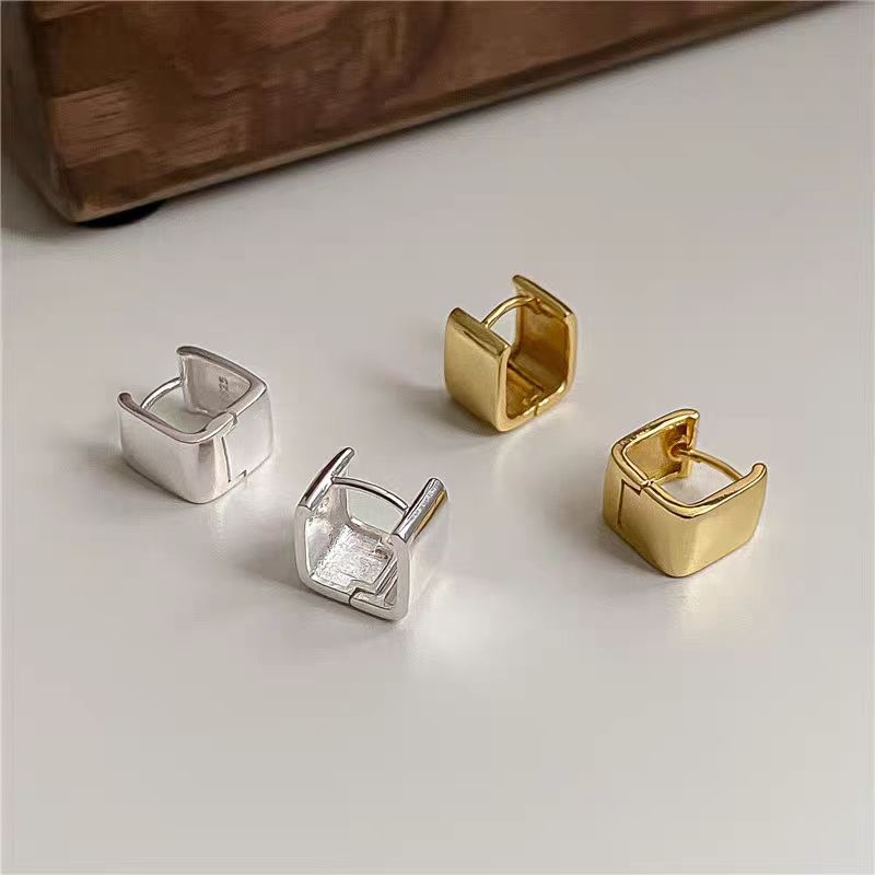 Androgynous geometric square earring earrings, a new style for trendy men in 2025, with a simple and everyday style. Women's stud earrings full figure