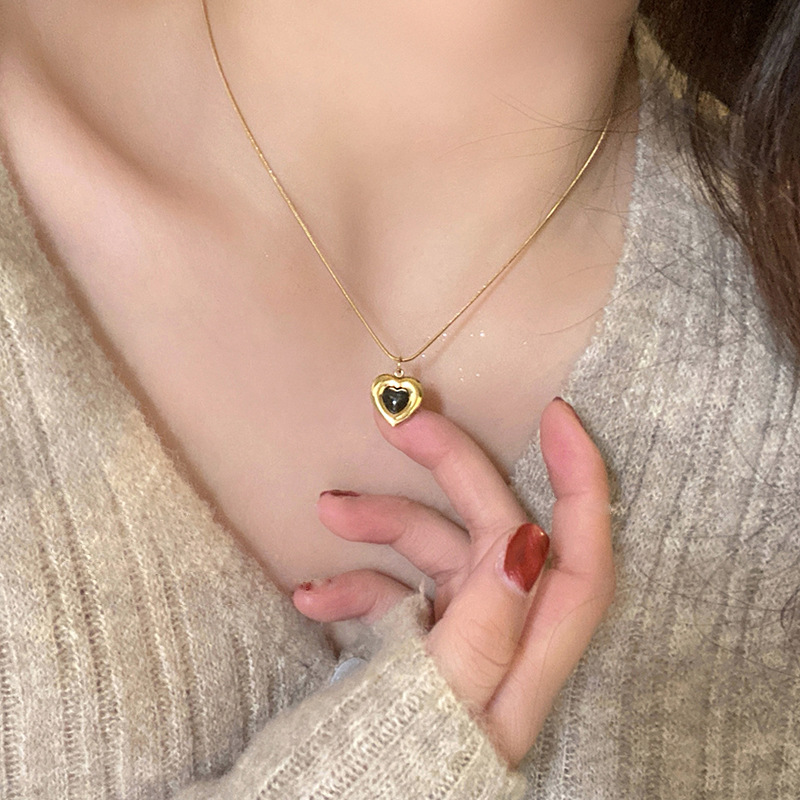 Private collection sharing ~ Heart-shaped alloy necklace, a light luxury and niche design accessory for women, sweet and cool collarbone chain for hot girls full figure