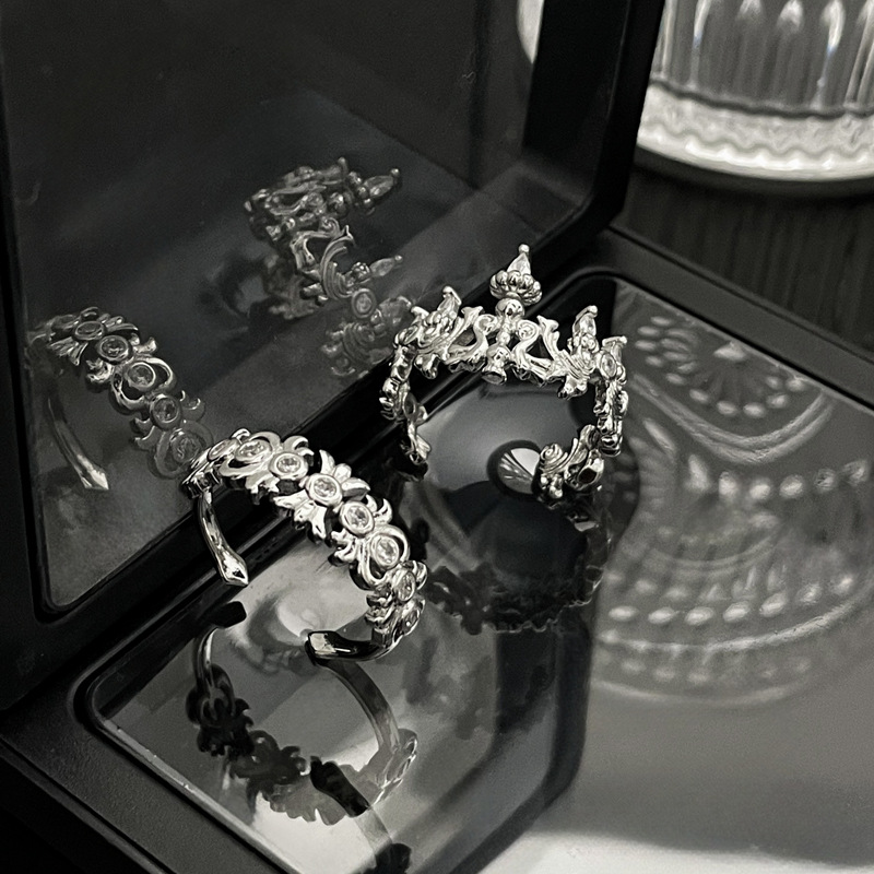 The ring is a delicate and niche design for women, with a cold style and a sense of high-end luxury. It is versatile and suitable for couples, featuring an irregular and fashionable style Specification drawing