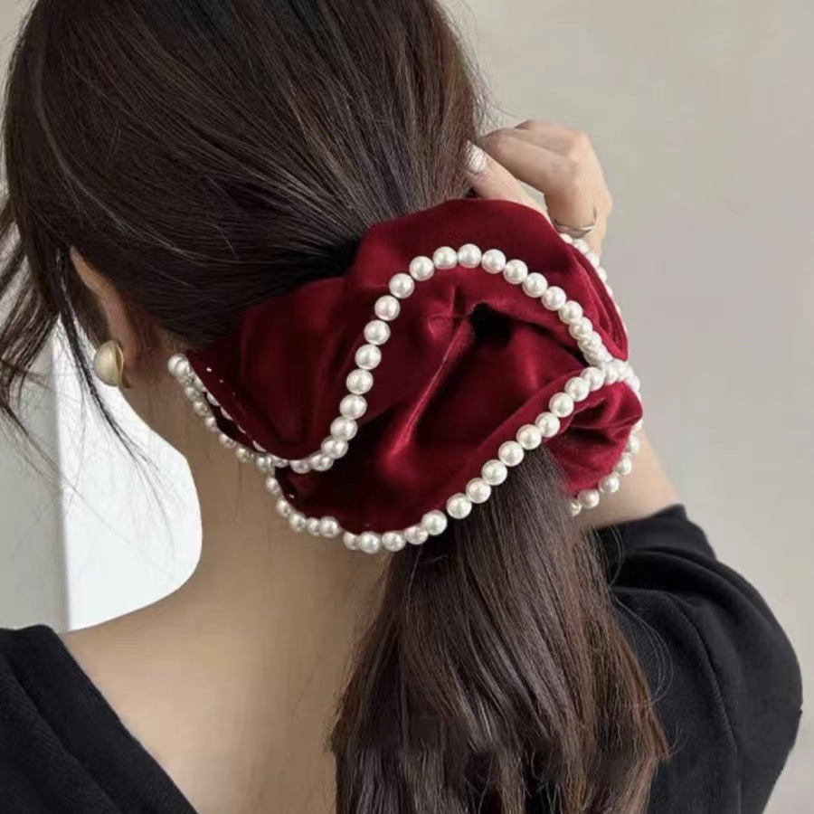 The oversized velvet pearl hair tie exudes a retro charm. The headband gives a sense of sophistication for girls. The spring and summer hair tie, leather band, ins, and a high level of appearance details Picture