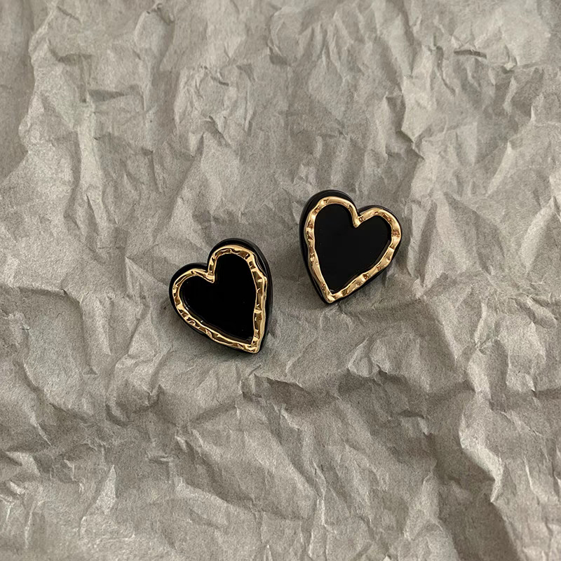 Black heart-shaped earrings for women, 2025 new trendy and niche design, high-end retro stud earrings, elegant pure silver earrings Application Scenario