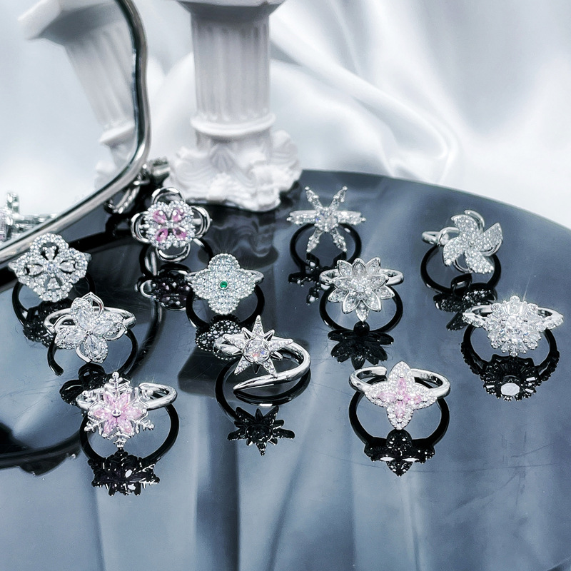 The ring features a niche design for women, a light luxury four-leaf clover zircon with a high-end feel. It is versatile, fashionable and unique, and can be worn in layers for a sweet and cool look details Picture