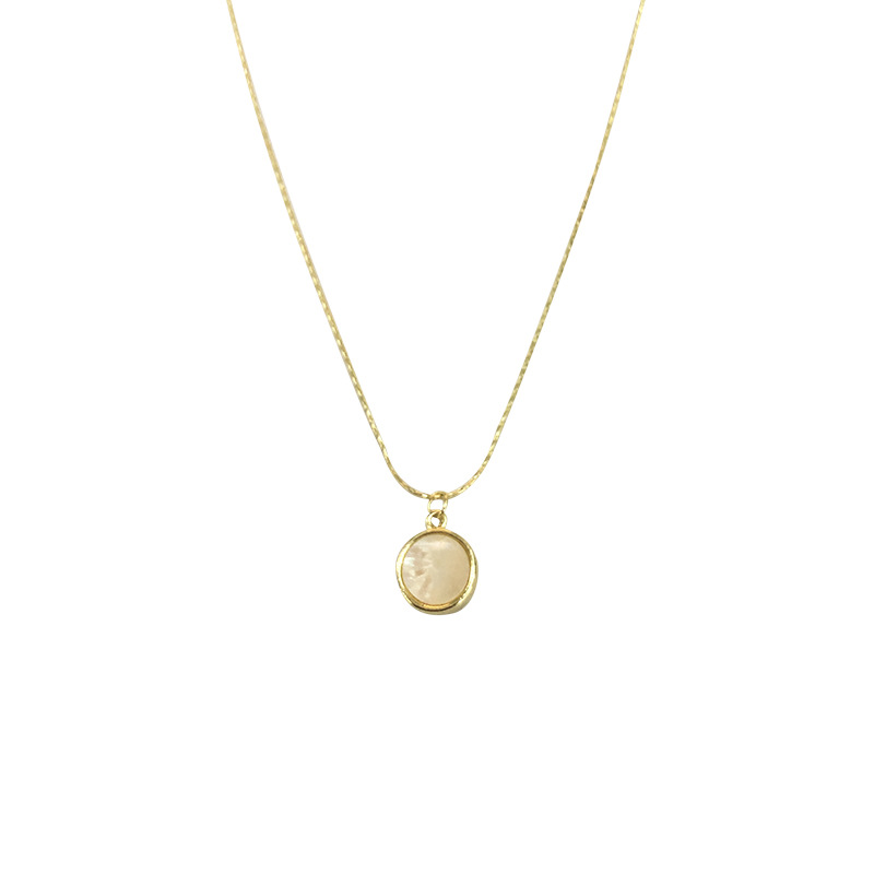 French round shell pendant copper necklace for girls, light luxury and niche style collarbone chain 2023 new style Item Picture