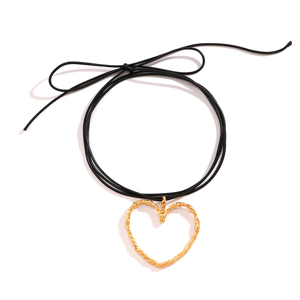The sweet and cool, exaggerated heart-shaped necklace from Europe and America is selling well. The metal choker velvet collar is versatile for women Item Picture