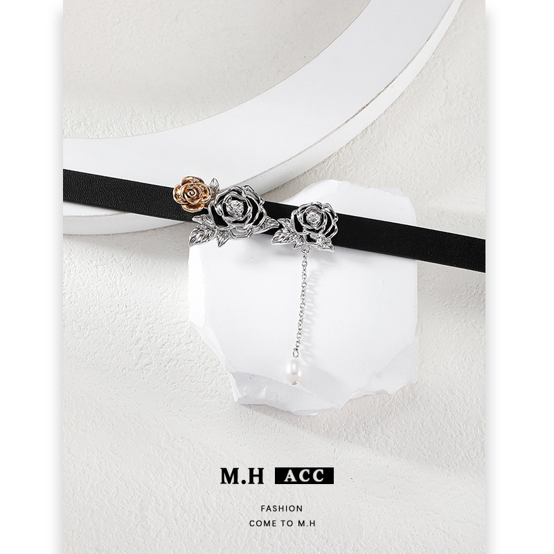 The ancient gold rose necklace is a versatile, high-end, original, niche and light luxury necklace with a hip-hop and hot girl style. It's a trendy and individualistic necklace Specification drawing